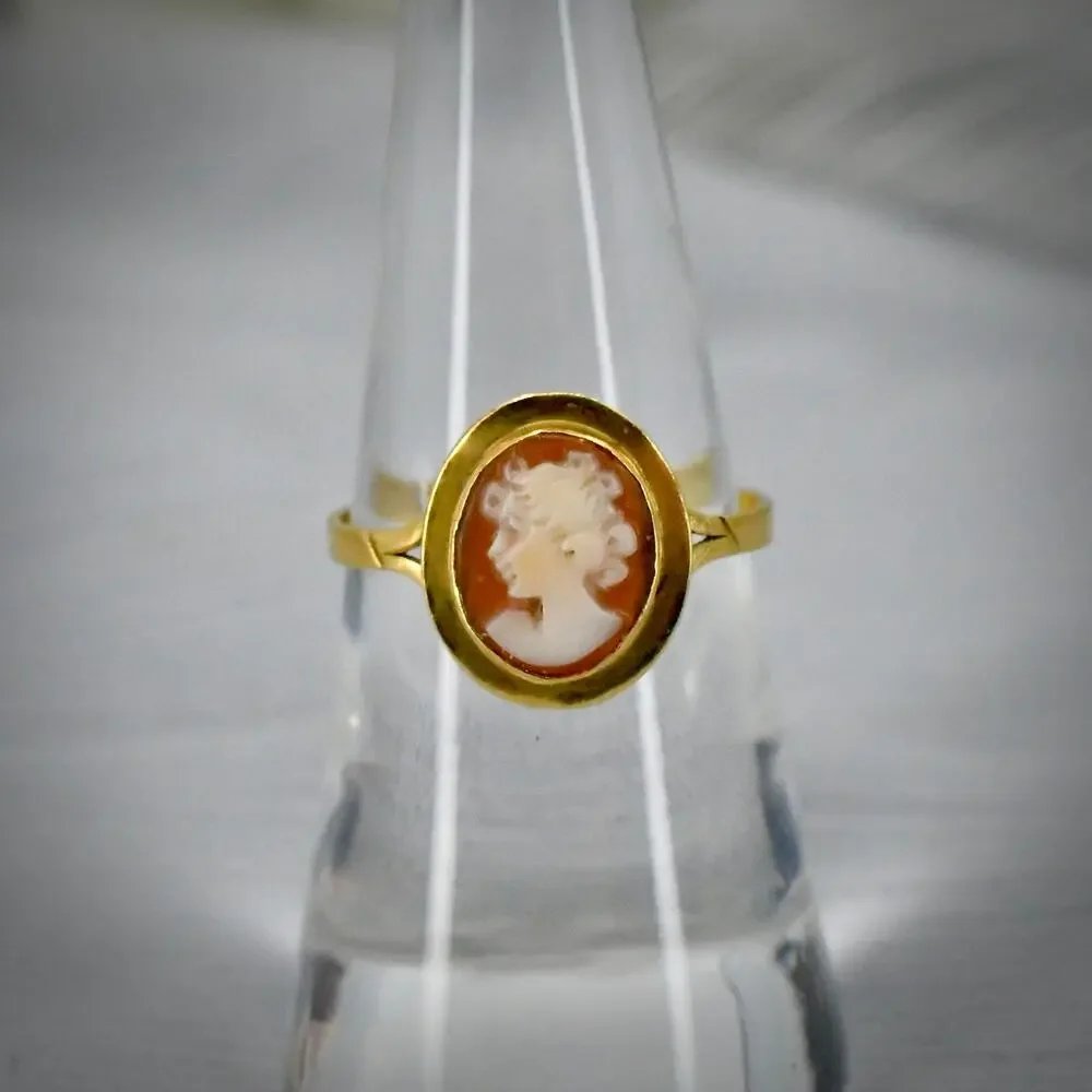 Vintage Italian 18K 750 Yellow Gold Carved Shell Cameo Ring Size 7 1.55g 13mm